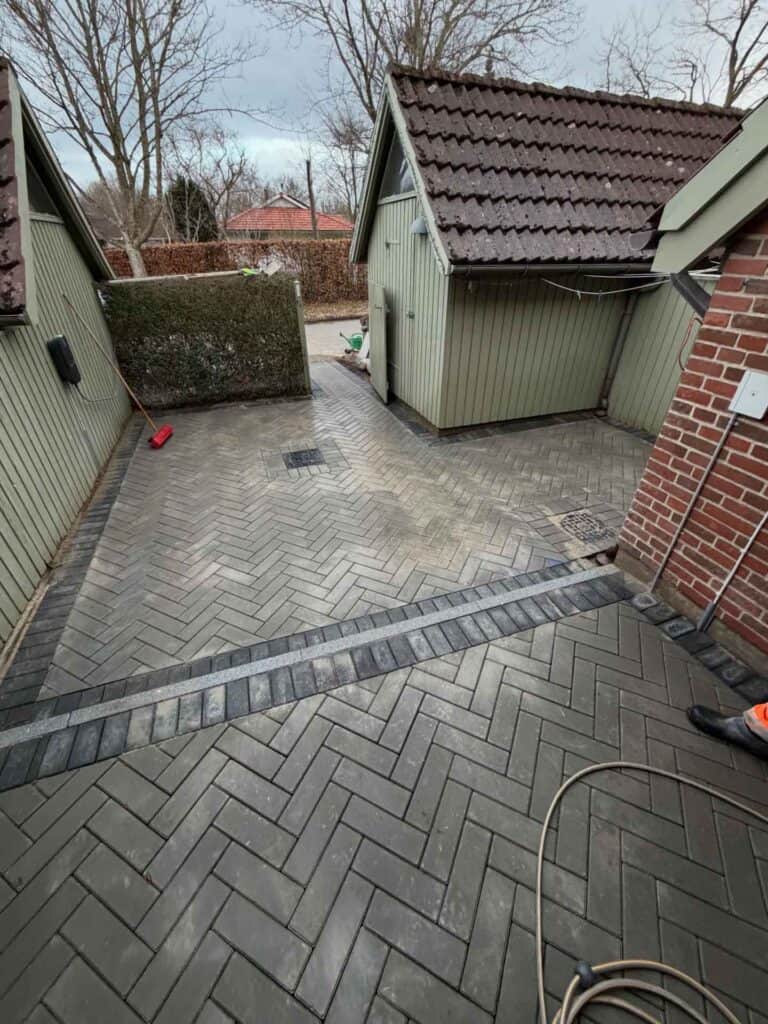 Flisebelægning i sildebensmønster af brolægger i Næstved